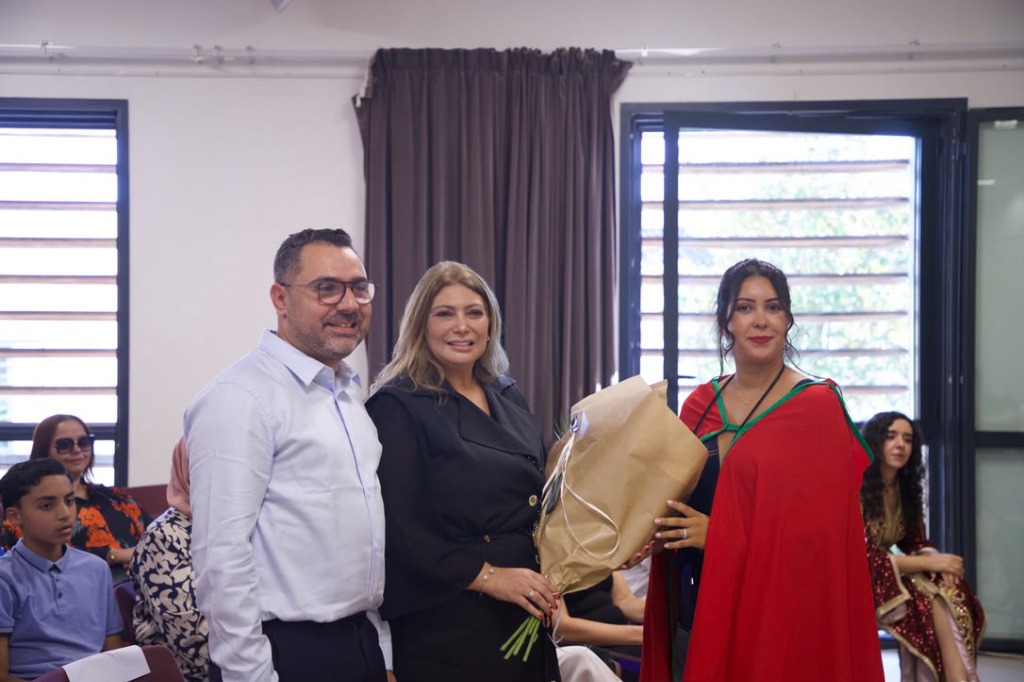Remise du bouquet à Madame la Consule par l'équipe GMB